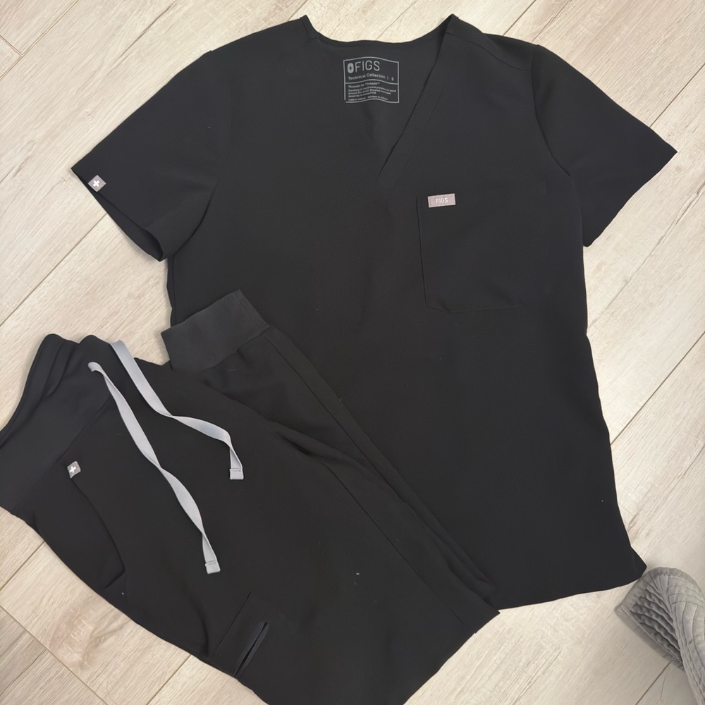 FIGS Black Scrub Set size small